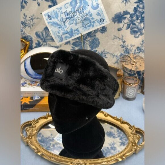🆕 ALO YOGA 🧿 NWOT Faux Fur Ear Warmers - Black - Picture 5 of 13